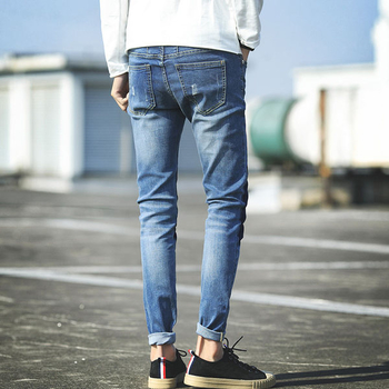 Casual Men Slim Jeans σε ενδιαφέρον σχέδιο και σε πολλά μεγέθη
