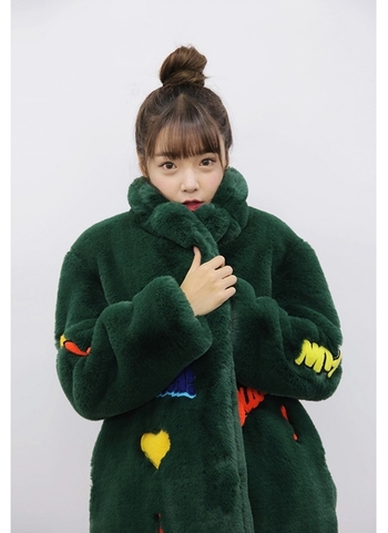 Екстравагантно дълго дамско пухено палто с апликации в три цвята
