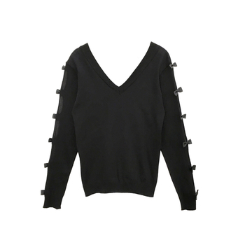 Стилен пуловер за дамите с V-образно деколте и отворени части на ръкава с панделки, в бял и черен цвят