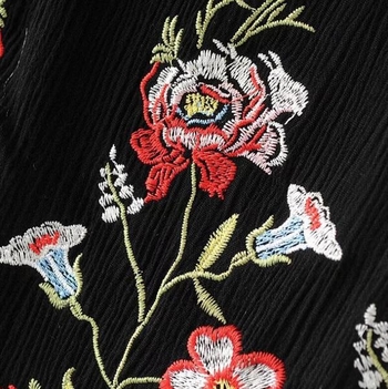 Γυναικείο φόρεμα με πτυχωτό κάτω μέρος και ριγέ floral μοτίβα