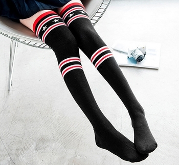 Τρέχουσες γυναικείες μακρύ κάλτσες σε πολλά σχέδια