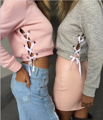 Стилна дамска блуза в къс модел, в сив и розов цвят с връзки отстрани 