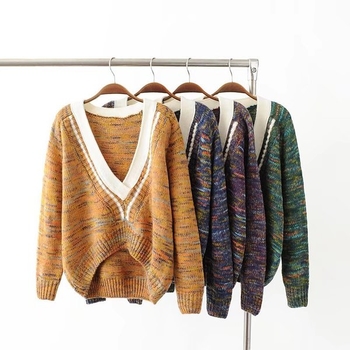 Стилен дамски пуловер в няколко разцветки с дълбоко V-образно деколте