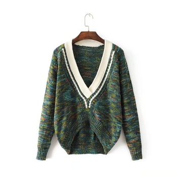 Стилен дамски пуловер в няколко разцветки с дълбоко V-образно деколте