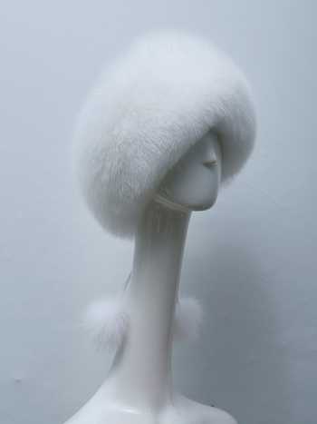 Κομψό γυναικείο χειμωνιάτικο καπέλο σε τρία χρώματα με αφράτα μπάλες