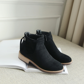 Άνετες γυναικείες μπότες για το  χειμώνα  σε μαύρο και μπεζ χρώμα