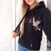 Много удобен дамски суичер с красива бродерия и качулка 