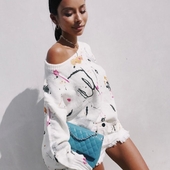 Страхотен дамски ежедневен пуловер с паднало голо рамо и шарени десени