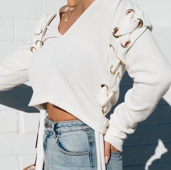 Κομψή γυναικεία μπλούζα με κολάρο σε σχήμα V και κομψούς μακριούς δεσμούς
