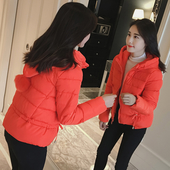 Ένα ενδιαφέρον χειμωνιάτικογυναικείο μπουφάν με κουκούλα σε διάφορα χρώματα