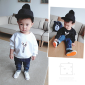 Детска блуза за момчета в бял и черен цвят с апликация на кученце