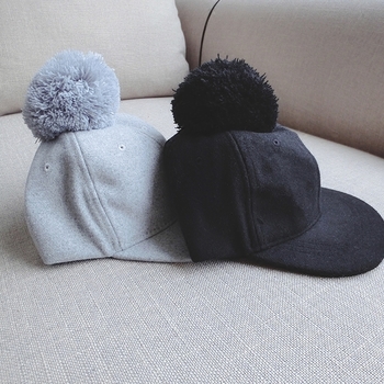 Стилна есенна шапка за момчета и момичета в сив и черен цвят с пухче