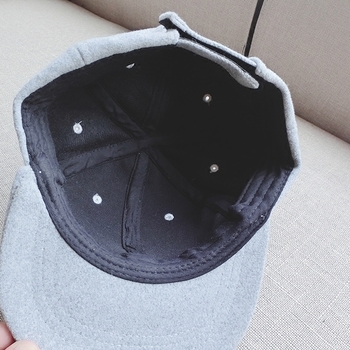Κομψό καπέλο φθινοπώρου για αγόρια και κορίτσια σε γκρι και μαύρο χρώμα με χνούδι