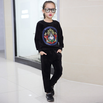 Спортно-елегантен детски комплект за момичета в сив и черен цвят с апликация на блузата