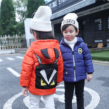 Παιδικό μπουφάν για αγόρια με επιγραφή στην πλάτη και κουκούλα σε τέσσερα χρώματα