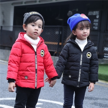 Детско яке за момчета с апликация на гърба и качулка в четири цвята