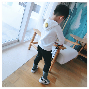 Αθλητικό φούτερ για αγόρια σε γκρι, μαύρο και άσπρο με κουκούλα και εφαρμογές