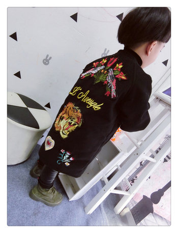 Стилно дълго детско палто за момчета с апликация на гърба в черен цвят