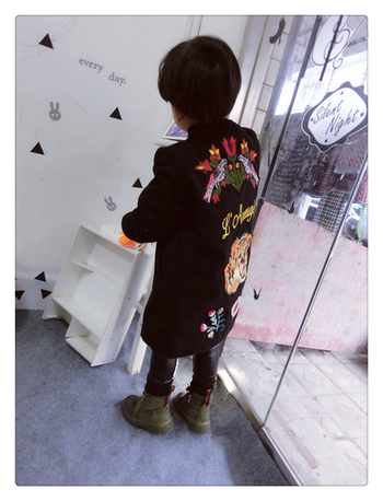Стилно дълго детско палто за момчета с апликация на гърба в черен цвят