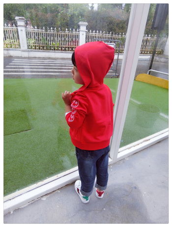 Спортен детски суичър в червен, сив и черен цвят с апликации на ръкавите