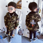 Дълго детско спортно палто в камуфлажен цвят с интересна декорация на гърба