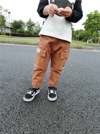 Стилни детски дънки за момчета с джобове, в черен и кафяв цвят