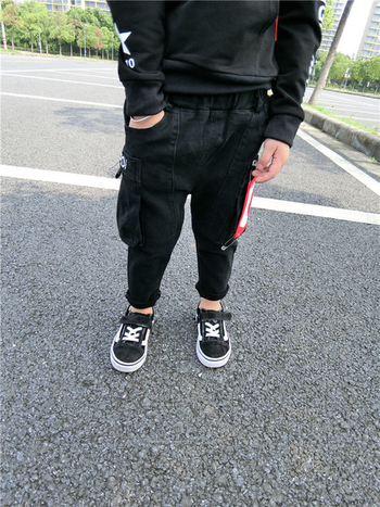 Актуални детски панталон за момчета с джобове и в черен цвят