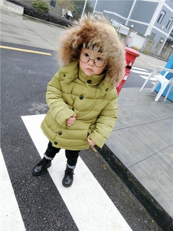 Κομψό χειμωνιάτικο παιδικό μπουφάν με κουκούλα και χνούδι σε γκρι και πράσινο χρώμα