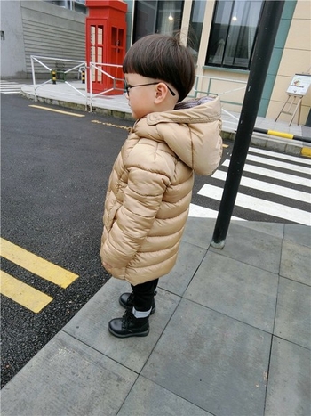 Χειμερινό παιδικό μπουφάν σε απλό και μακρύ περίγραμμα με κουκούλα