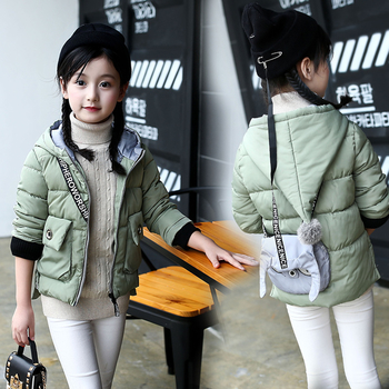 Стилно детско яке за момичета с качулка и пухче и интересен джоб на гърба