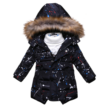 Όμορφο παιδικό μπουφάν για το χειμώνα με αποτέλεσμα ψεκασμού και κουκούλα με γούνα