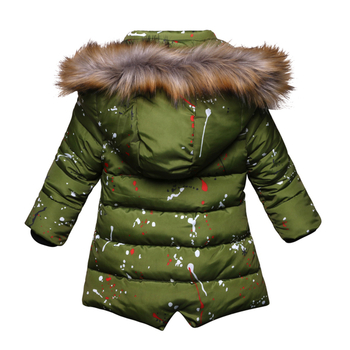 Όμορφο παιδικό μπουφάν για το χειμώνα με αποτέλεσμα ψεκασμού και κουκούλα με γούνα