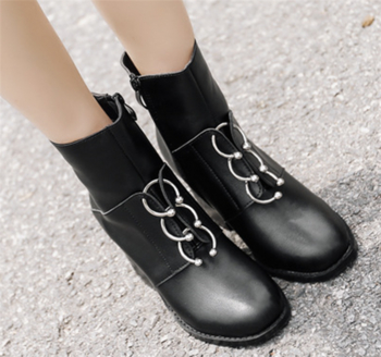 Κομψές γυναικείες μπότες σε μαύρο χρώμα με μεταλλικά σκουλαρίκια