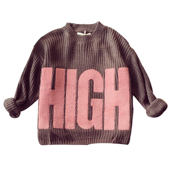 Спорно-елегантен плетен детски пуловер за момичета с надпис