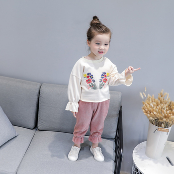 Модерна детска блуза за момичета в интересен модел с флорална декорация