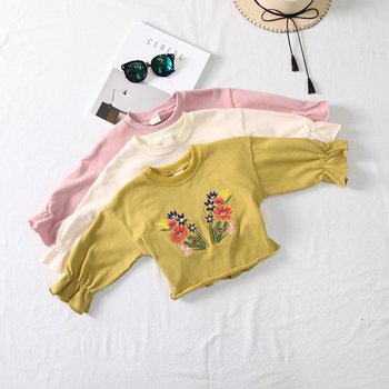 Μοντέρνα παιδική μπλούζα σε ένα ενδιαφέρον μοντέλο με floral διακόσμηση