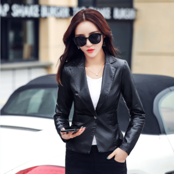 Семпло дамско сако от изкуствена кожа в черен цвят
