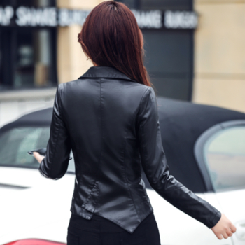Семпло дамско сако от изкуствена кожа в черен цвят