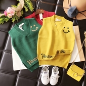 Παιδικό πλεκτό γιλέκο για αγόρια σε τρία χρώματα με επιγραφή και ντεκολτέ σε σχήμα V