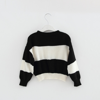 Плетен детски пуловер в черно бял цвят, подходящ за момичета и момчета