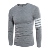 Πουλόβερ από καθαρό άνδρα με ιμάντες σε ένα μανίκι