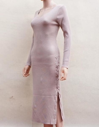 Уникална дамска рокля подходяща за всеки повод с дълъг ръкав и интересни кръстосани връзки в долната част
