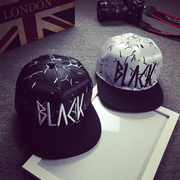 Хип-хоп шапка в черен и бял цвят с надпис - унисекс