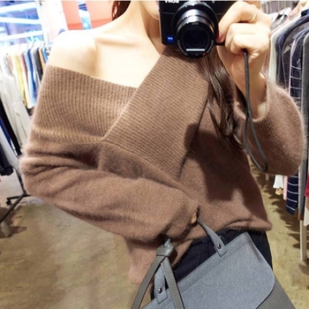 Πολύ μοντέρνο γυναικείο μάλλινο ζεστό πουλόβερ με ντεκολτέ σε σχήμα V