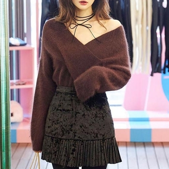 Πολύ μοντέρνο γυναικείο μάλλινο ζεστό πουλόβερ με ντεκολτέ σε σχήμα V