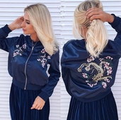 Καθημερινό και κομψό γυναικείο μπουφάν με πολύχρωμα μοτίβα