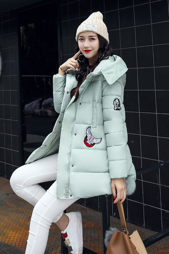 Χειμερινό γυναικείο μπουφάν με εφαρμογή και κουκούλα