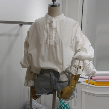 Ένα ενδιαφέρον μοντέλο  γυναικείο πουκάμισο σε freestyle στυλ και  λευκό σε χρώμα