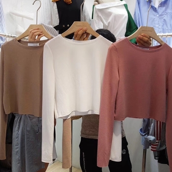 Κομψή απλή κοντή  γυναικεία μπλούζα σε διάφορα χρώματα με λαιμόκοψη