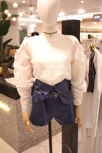Κομψή γυναικεία μπλούζα σε λευκό χρώμα